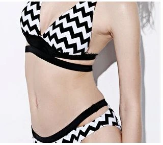 Schwarz-weißes Stretch-Stoff mit Chevron-Muster, schnell trocknendes Wickel-Bikini-Set, überkreuzte Träger, hoch ausgeschnitten-Zweiteiliger Zweiteiler für Strandkleidung
