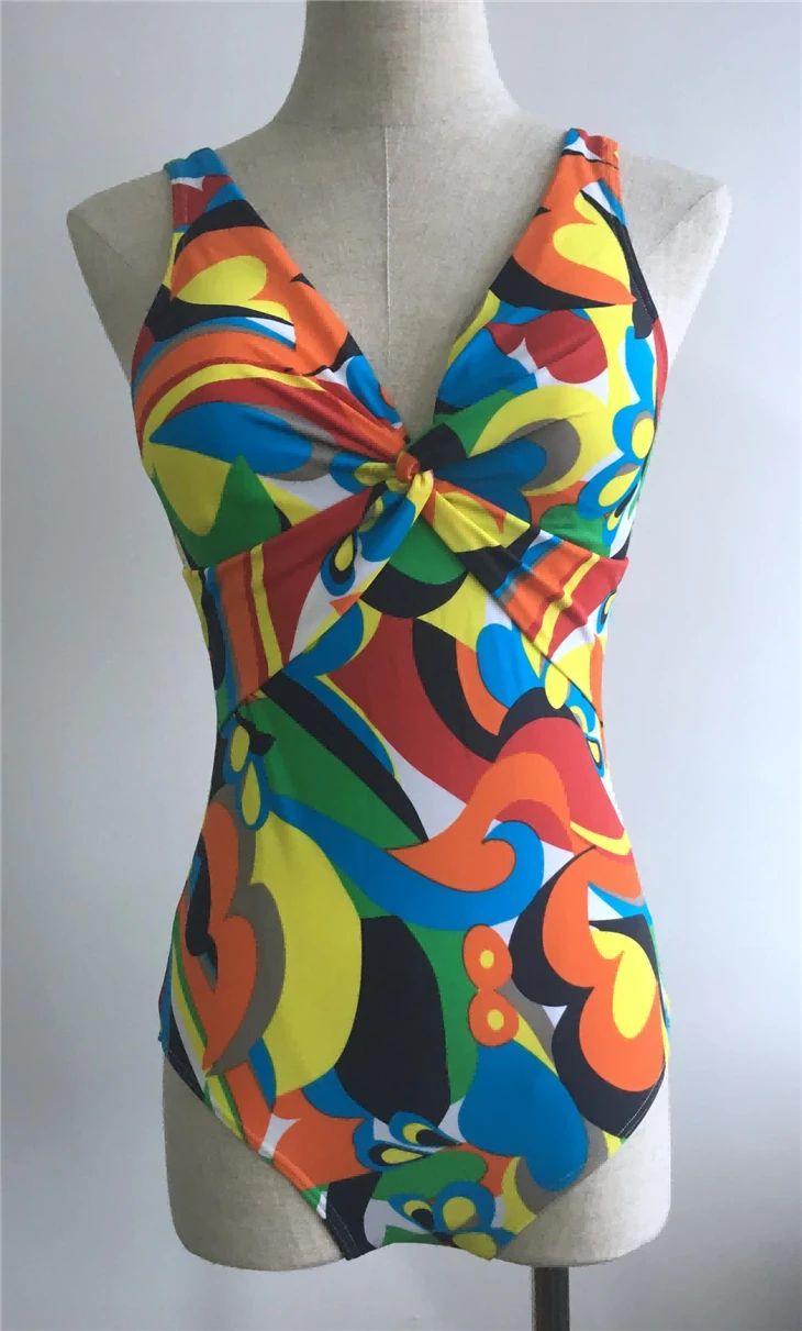 Retro-Badeanzug mit abstraktem Twist-Front-Einteiler