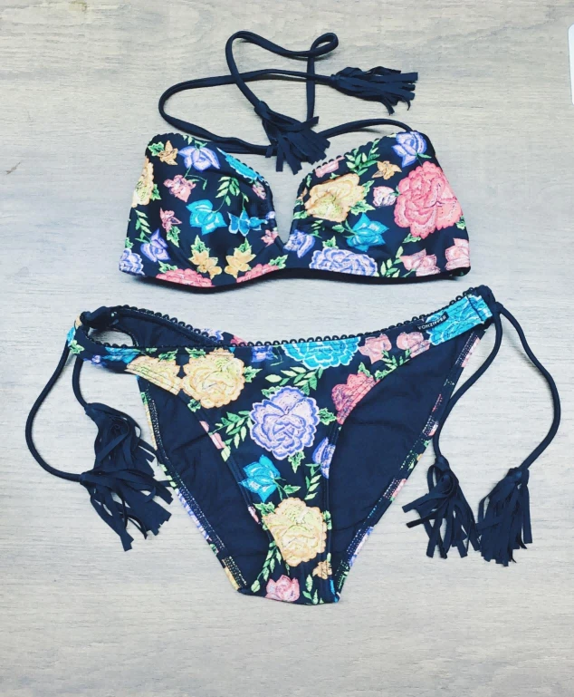 Retro-Badeoutfit mit floralem Quastenverschluss