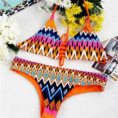 Verschiedene Neckholder-Badeanzüge mit Native-Print