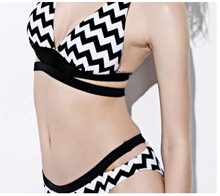 Schwarz-weißes Stretch-Stoff mit Chevron-Muster, schnell trocknendes Wickel-Bikini-Set, überkreuzte Träger, hoch ausgeschnitten-Zweiteiliger Zweiteiler für Strandkleidung