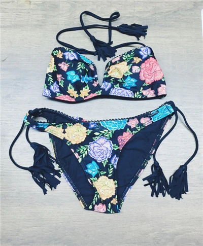 Retro-Badeoutfit mit floralem Quastenverschluss