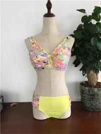 Rüschen-Bikini mit V-Ausschnitt und Aquarellblumenmuster